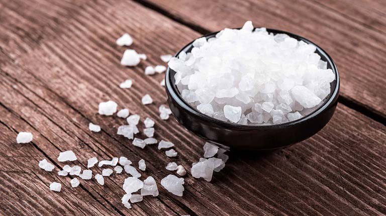 Chữa viêm da cơ địa tại nhà bằng muối giúp giảm nhanh các triệu chứng khó chịu