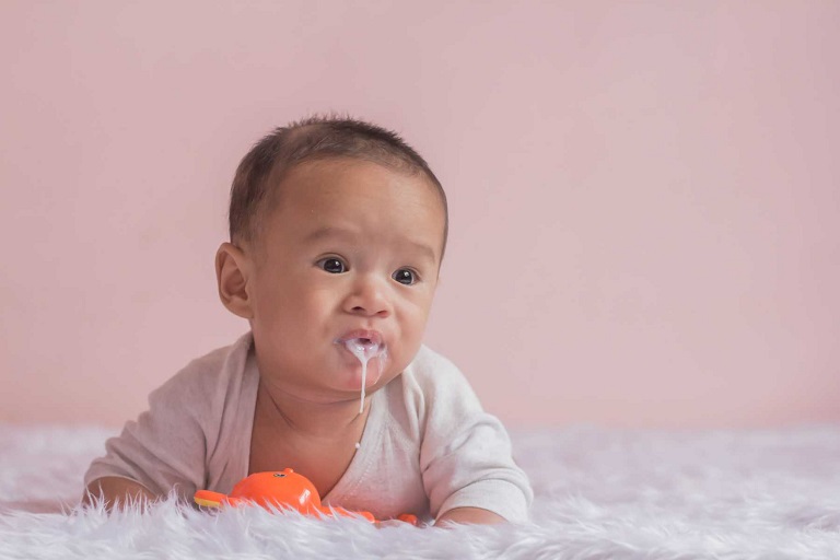 Khi bé bị dị ứng với sữa có thể gặp hiện tượng nôn trớ