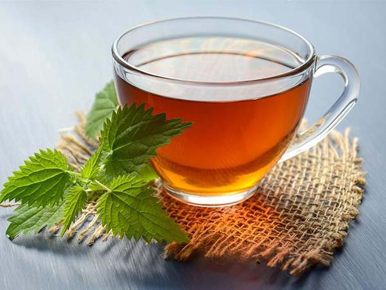 Uống trà thảo dược cải thiện triệu chứng mẩn ngứa ngoài da