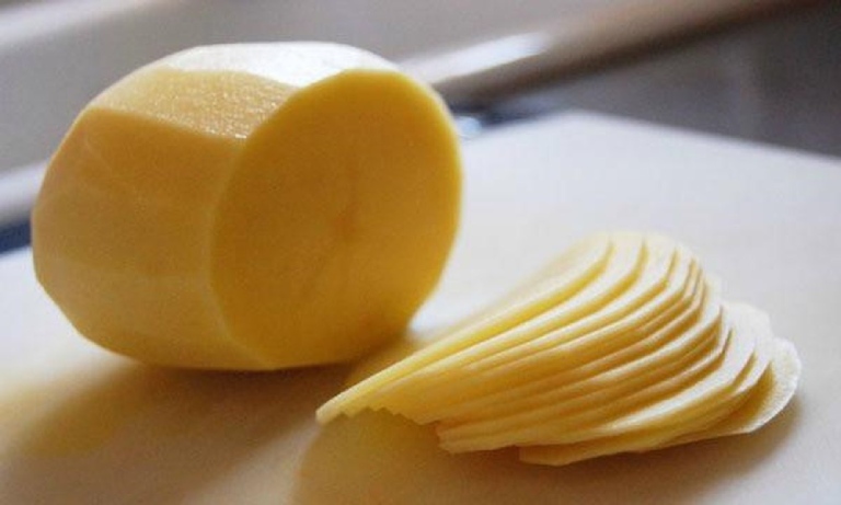 Phương pháp đắp khoai tây tại nhà giúp cải thiện mẩn đỏ ngoài da