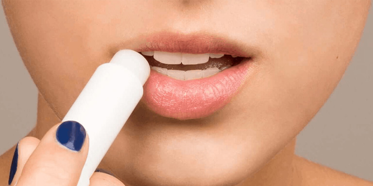 Sử dụng kem dưỡng ẩm cải thiện chàm môi