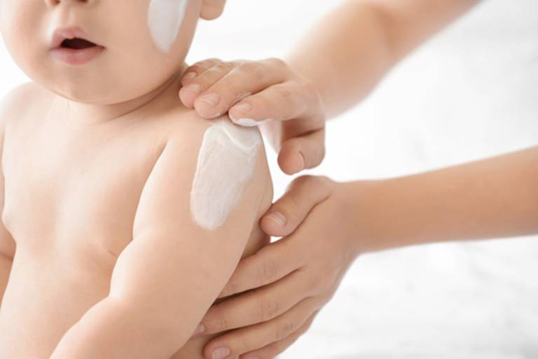 Giữ ẩm cho bé hàng ngày phòng ngừa các bệnh lý ngoài da