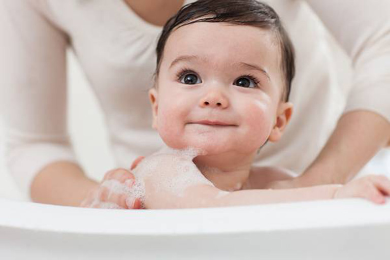 Phụ huynh nên tắm cho trẻ bằng nước ấm và không để bé ngâm bồn quá lâu