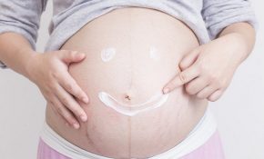 Sử dụng kem dưỡng ẩm giúp giảm các triệu chứng khó chịu cho bà bầu
