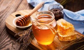 Cách trị viêm da tiết bã bằng mật ong là phương pháp thông dụng