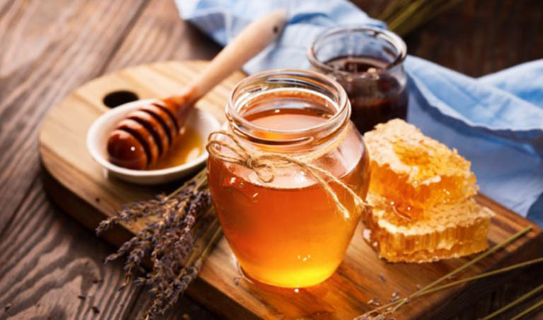 Cách trị viêm da tiết bã bằng mật ong là phương pháp thông dụng