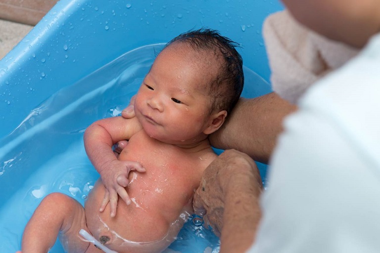 Khi bé bị viêm da tiếp xúc dị ứng, hãy tắm mát cho bé để làm dịu da