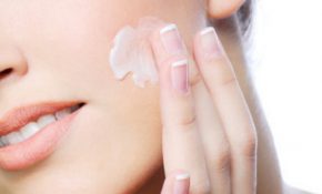 Bôi kem dưỡng là một trong những biện pháp cấp ẩm cho da, tránh nguy cơ bị bệnh