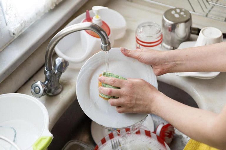  Không mang bao tay khi tiếp xúc với hóa chất tẩy rửa