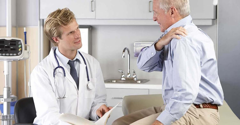 Nếu thấy bệnh thoát vị đĩa đệm tiến triển nặng, bạn nên đến bác sĩ thăm khám