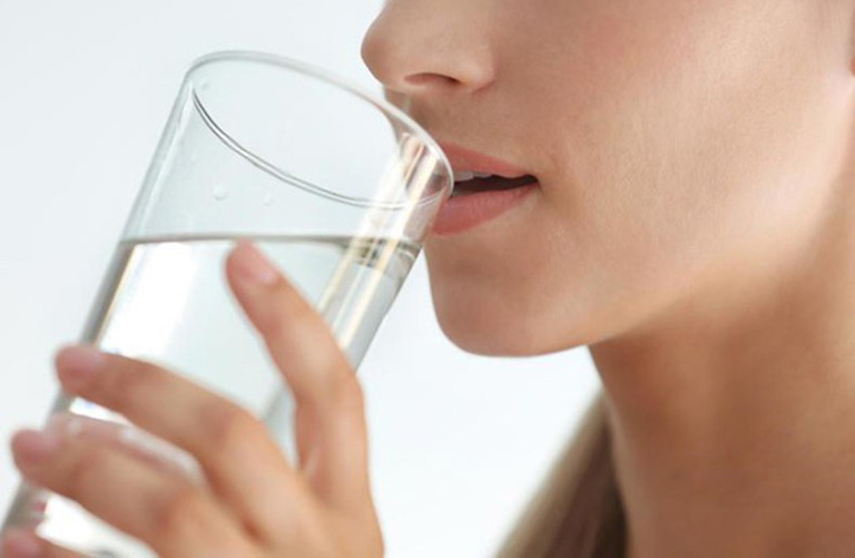 Uống nước giúp đào thải chất độc hại có trong đồ uống có cồn