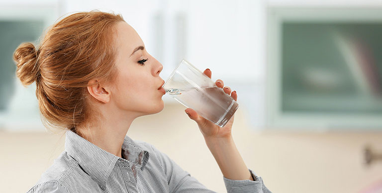 Người bệnh cần cung cấp đầy đủ nước giúp tăng cường sức đề kháng và hệ miễn dịch