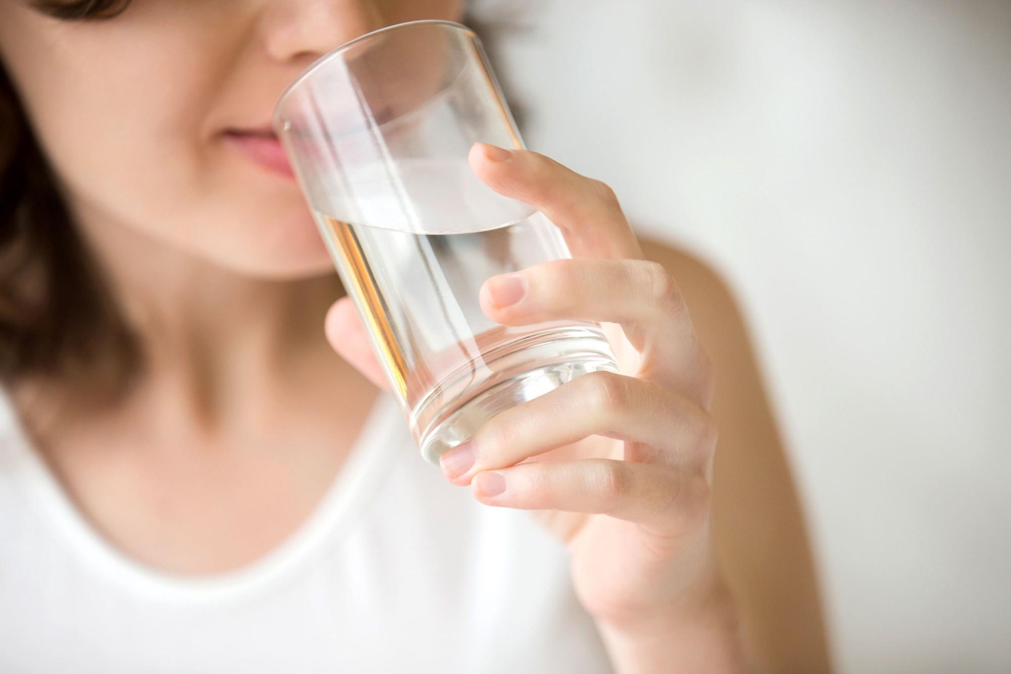 Uống nhiều nước để phòng tránh bệnh vảy nến