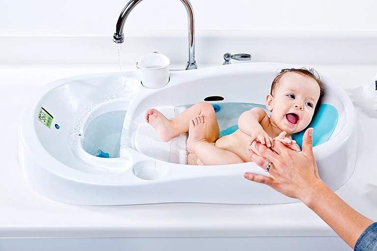 Bố mẹ nên giữ vệ sinh sạch sẽ tắm rửa thường xuyên cho bé để điều trị bệnh hắc lào cho trẻ em trẻ sơ sinh