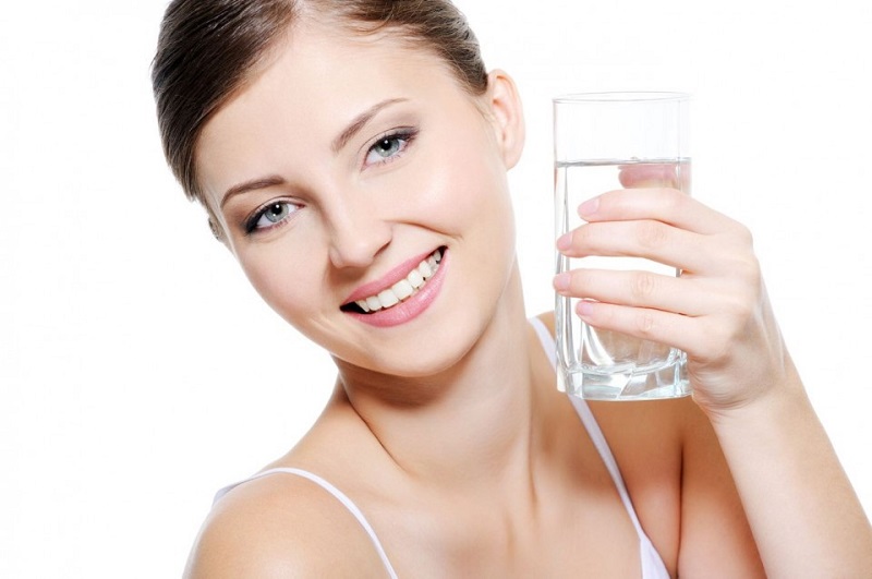Uống nước giúp cơ thể được thanh lọc thường xuyên