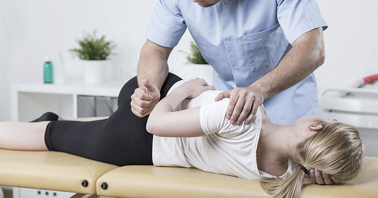 Bệnh nhân có thể áp dụng các bài tập vật lý trị liệu tại nhà để ổn định xương khớp nhanh chóng