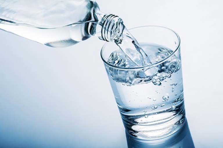 Người bị thận yếu có nên uống nhiều nước không?