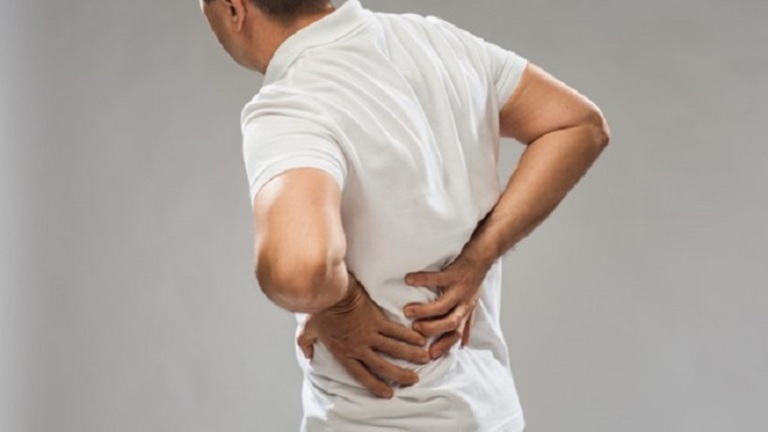 Đau lưng dữ dội là triệu chứng thường gặp của thận yếu