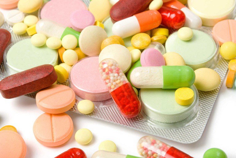 Người bệnh có thể dùng một số loại thuốc Tây để làm giảm triệu chứng nổi mẩn ngứa