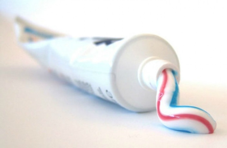Kem đánh răng có thể được dùng để trị bệnh hắc lào
