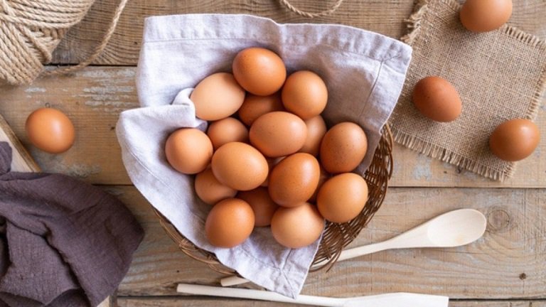 Trứng gà có thể làm tăng phản ứng ngứa ngáty, viêm nhiễm ở người bệnh