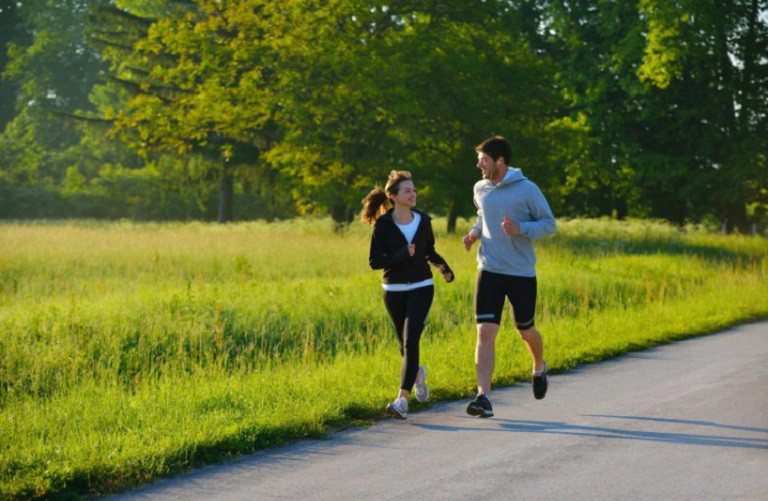Đi bộ hoặc chạy bộ rất tốt cho sức khỏe xương khớp