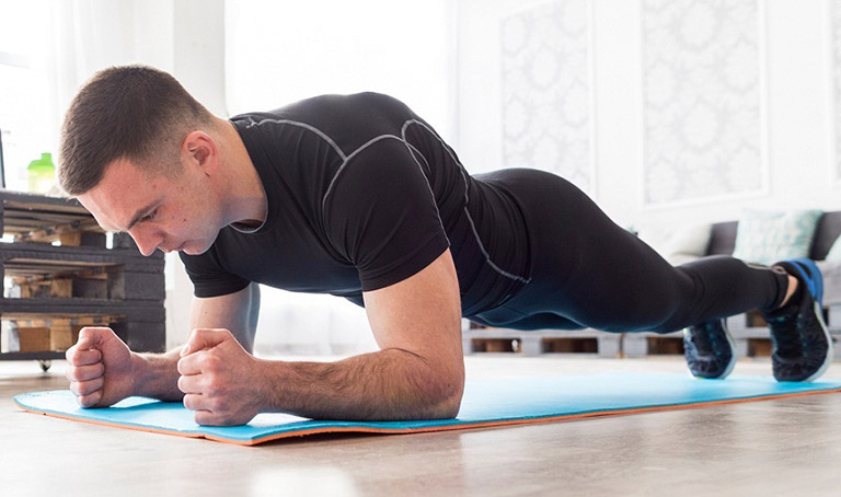 Plank là bài tập trị yếu sinh lý được cánh mày râu áp dụng tại nhà