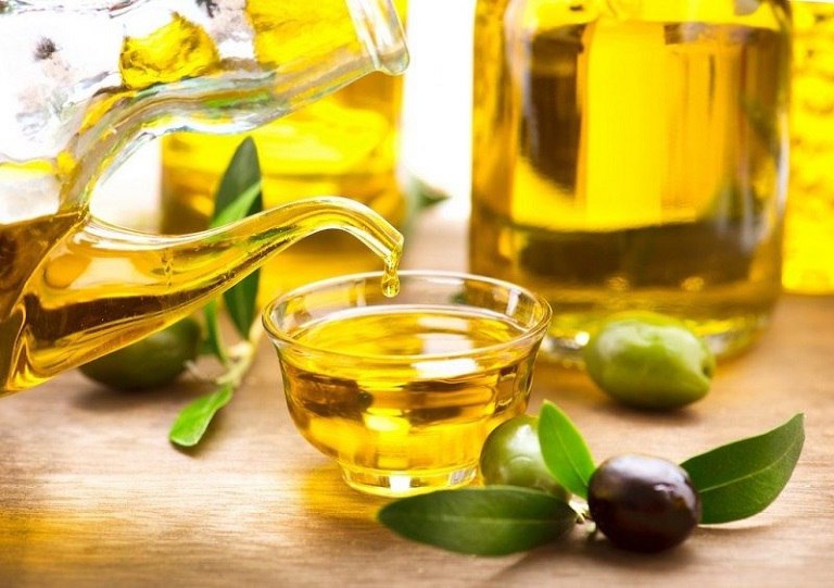 Tương tự như dầu dừa, dầu oliu cũng có tác dụng chữa bệnh chàm rất hữu hiệu