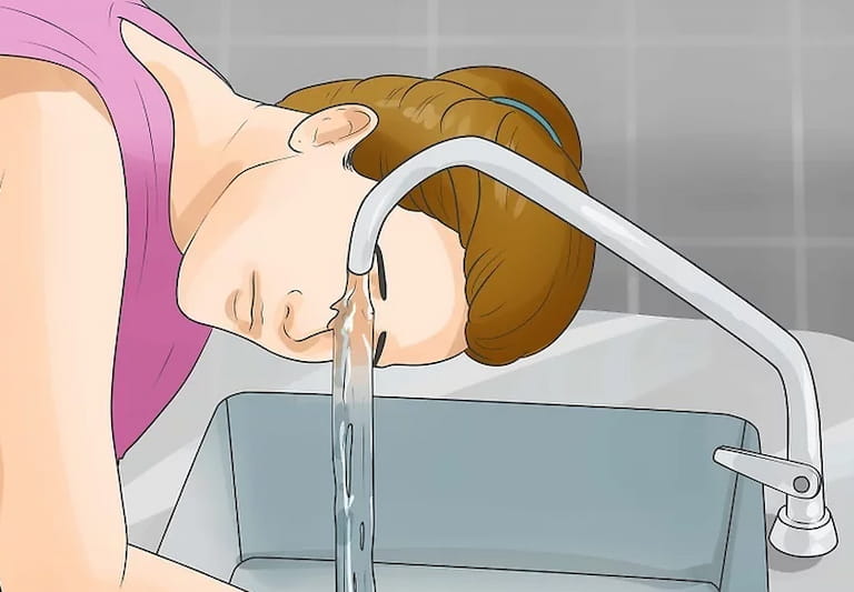 Rửa mắt bằng nước lạnh là bước sơ cứu khi bị dính cồn