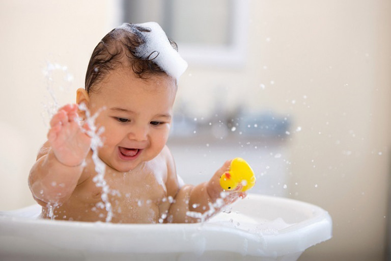 Nên thận trọng trong việc chọn sữa tắm viêm da cơ địa cho trẻ em