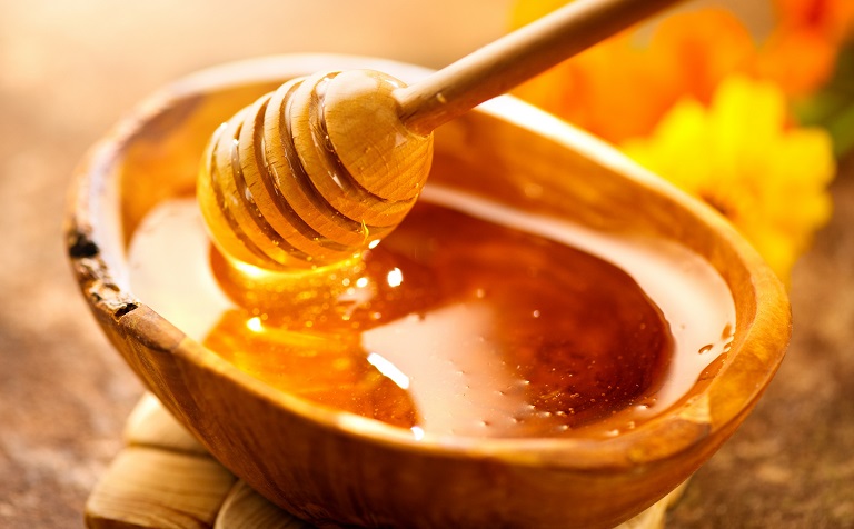 Trị chàm khô bằng dầu dừa kết hợp với mật ong