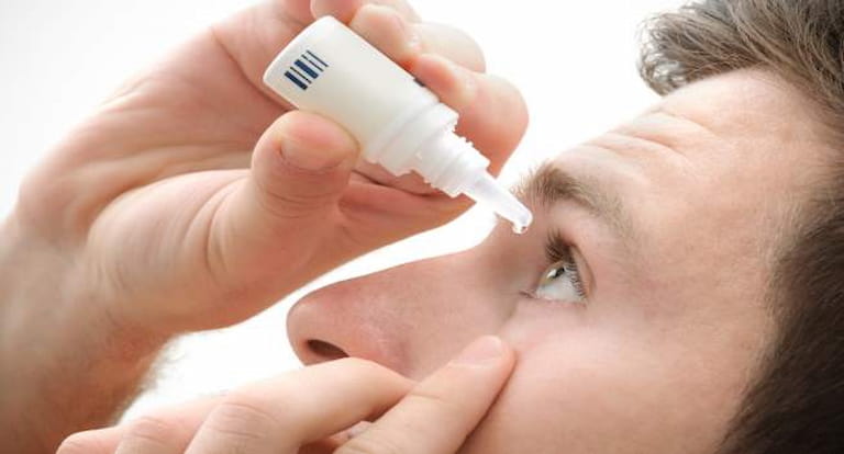 Bạn cần cẩn trọng khi dùng dung dịch nước muối sinh lý để nhỏ mắt