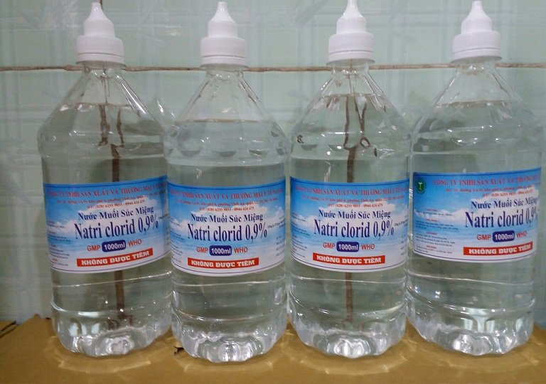 Nước natri clorid 0.9 được bày bán nhiều ở nhà thuốc