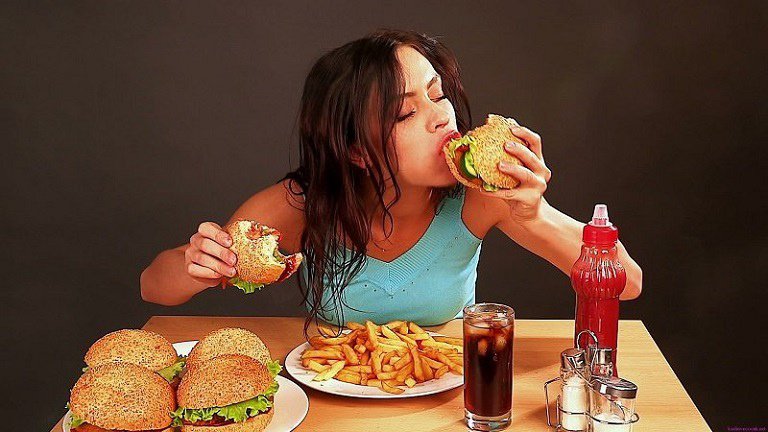 Yếu sinh lý ở nữ giới có thể xảy ra do chế độ ăn uống không lành mạnh