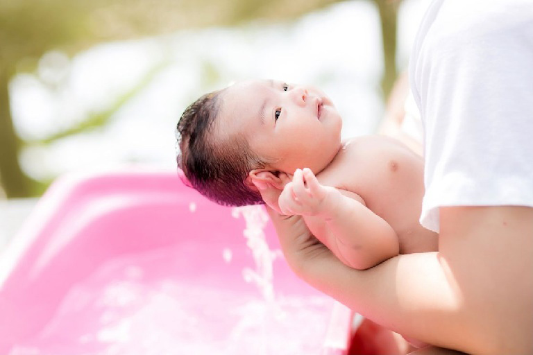 Tắm nước lá dược thảo tại nhà giúp kiểm soát tình trạng một số bệnh da liễu ở trẻ