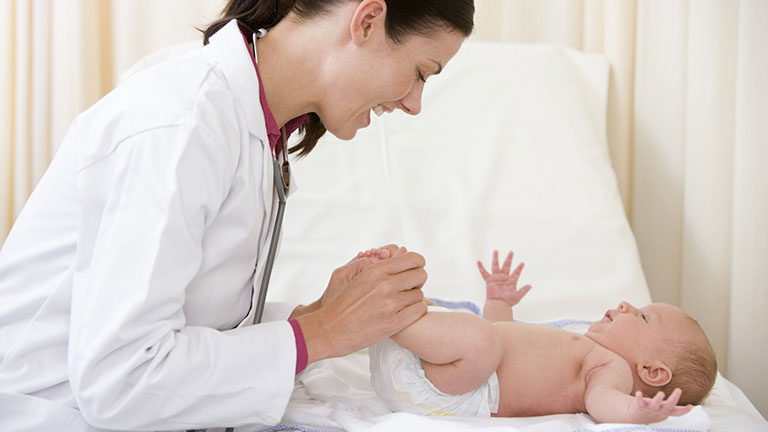 Thăm khám sớm giúp chẩn đoán nguyên nhân và có cách xử lý mẩn đỏ ở trẻ kịp thời