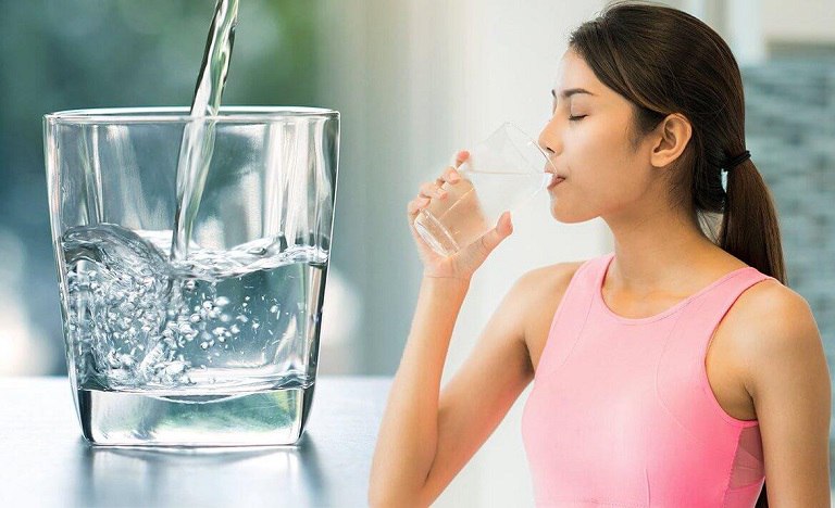 Uống nhiều nước giúp tăng cường sức khỏe tổng thể và xương quai hàm