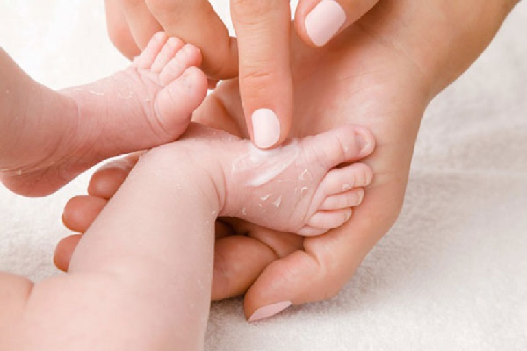 Ba mẹ có thể dùng kem dưỡng ẩm da để giúp bé giảm ngứa