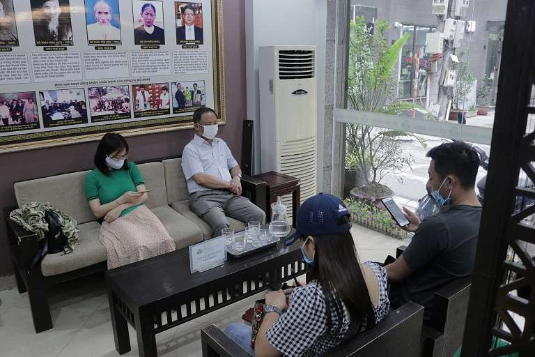 Người bệnh đang tới thăm khám và điều trị tại nhà thuốc Đỗ Minh Đường