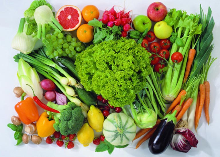 Người bệnh trĩ cần bổ sung rau xanh và hoa quả bên cạnh dùng thuốc