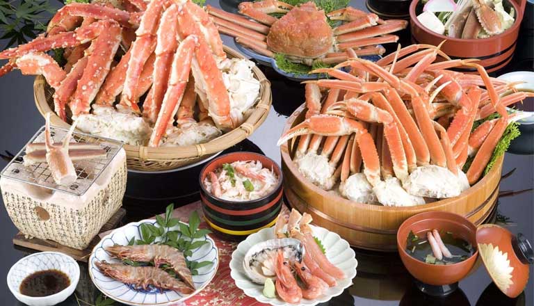 Một số nhóm thực phẩm như hải sản có khả năng gây nổi mề đay ở cổ