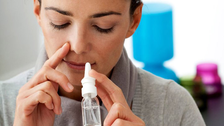 Rửa mũi thường xuyên cũng là cách giảm nhẹ triệu chứng viêm mũi dị ứng