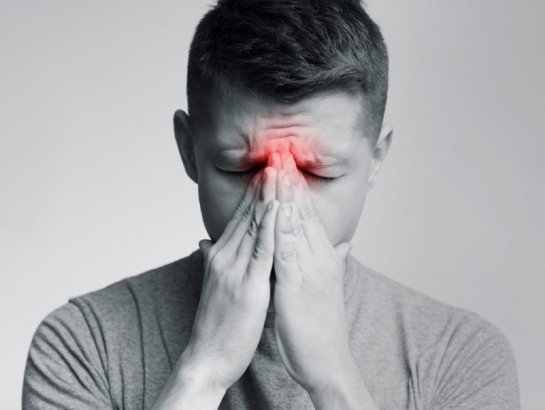 Viêm xoang khiến người bệnh gặp nhiều khó chịu, đau nhức đầu