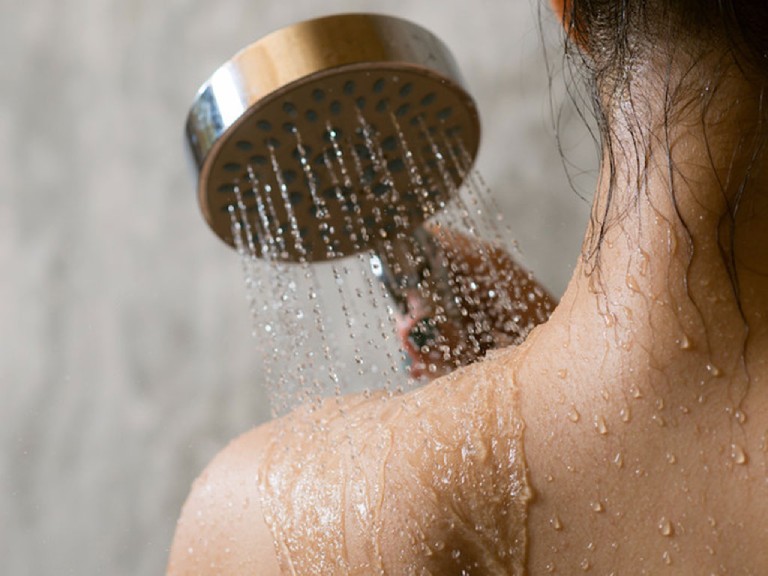 Vệ sinh cơ thể sạch sẽ là một trong những cách phòng tránh bệnh tổ đỉa, ghẻ nước hiệu quả