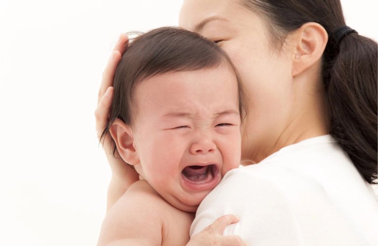 Triệu chứng viêm mũi dị ứng phổ biến ở trẻ em là quấy khóc