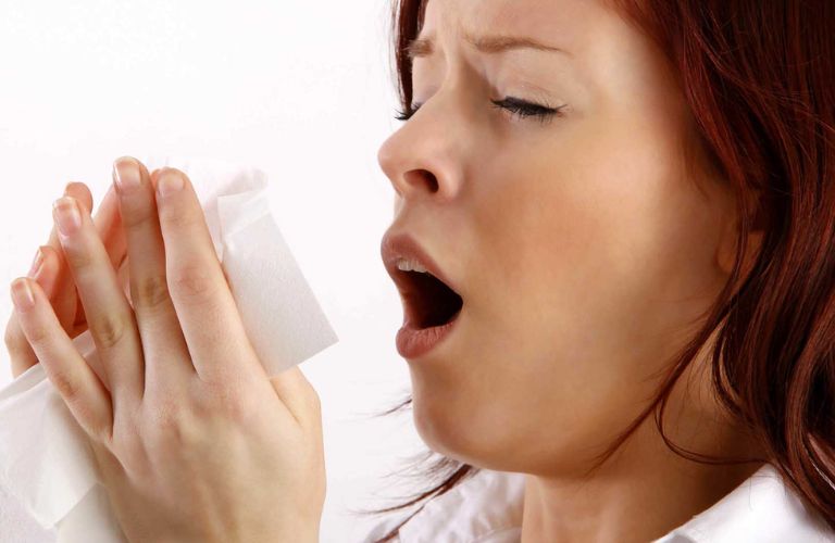 Ngứa mũi liên tục, hắt hơi từng cơn hoặc hắt hơi thành tràng là triệu chứng bệnh